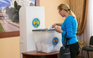Secție de vot în orașul Anenii Noi pentru alegerile din România